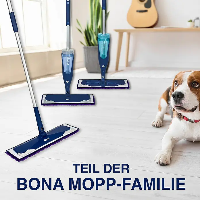 Bona Pet System Ersatz-Bezug Mikrofaser Sweeping Pad - Mikrofaser, Passend für: Bona Flachwischer Premium Teleskopmopp, Lila - Drei Bona Wischmopps stehen auf einem Holzboden, im Vordergrund ein Hund. Ein effektives und hochwertiges Reinigungsgerät für Ihr Zuhause.
