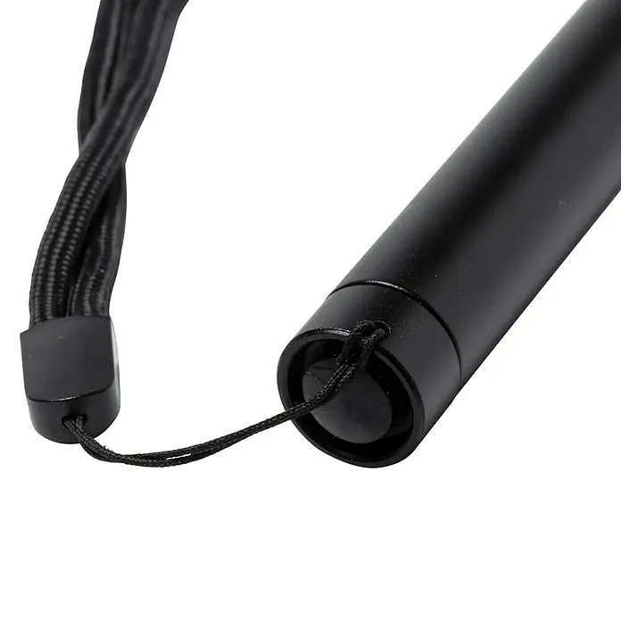 Linterna Daga - Negro, Aluminio - Primer plano de un bolígrafo táctico negro con correa de muñeca trenzada y punta afilada, ideal para defensa personal y emergencias.