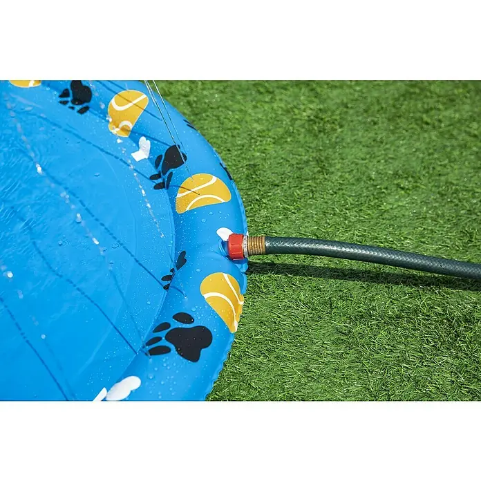 Bestway Wassermatte Pfote - Durchmesser: 147 cm, PVC - Ein blauer Planschpool mit Tennisbällen und Pfotenabdruck-Design wird mit einem grünen Gartenschlauch befüllt.