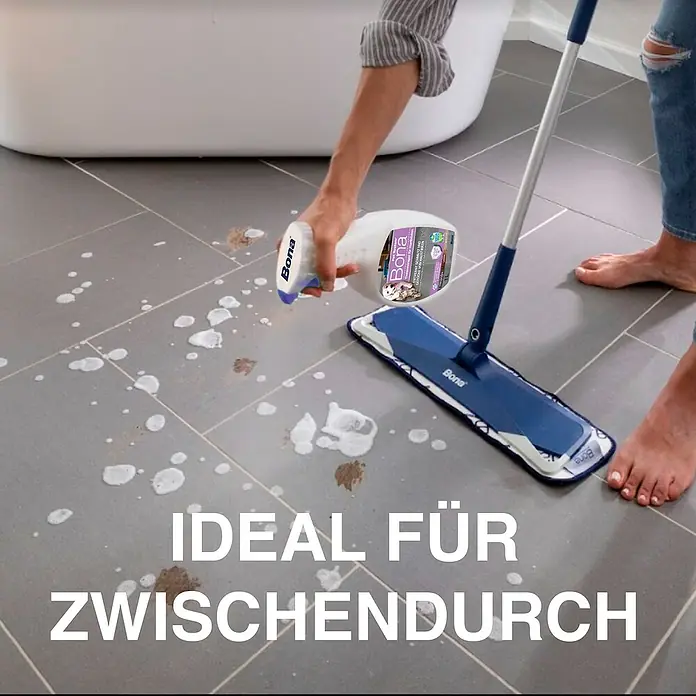 Bona Pet System Reinigungsmittel Tiefenreiniger für Hartböden - 1 l, Flasche mit Sprühkopf - Bona Reinigungsmittel und Mopp im Einsatz auf Fliesenboden mit Schmutz. Ideal für die schnelle Reinigung zwischendurch.