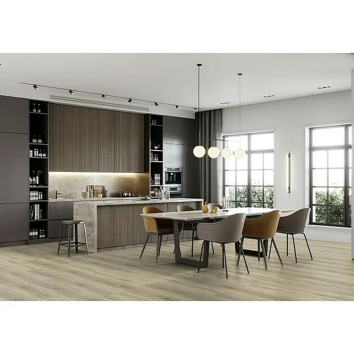 Gerflor Vinylbodenmuster Rigid Acoustic Alana Blond - 250 x 229 x 5,4 mm, Alana Blond - Helle Holzböden in einem modernen Küchen- und Essbereich. Der Boden harmoniert perfekt mit den grauen Küchenschränken und den stilvollen Möbeln.