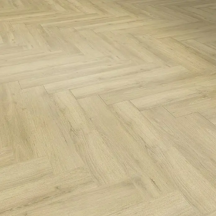 Gerflor Vinylboden Rigid Acoustic - Sola Nature, Fischgrät, 750 x 125 x 6 mm - Nahaufnahme des hellen Parketts im Fischgrätmuster, das Eleganz und zeitlose Schönheit in jedem Raum verspricht.