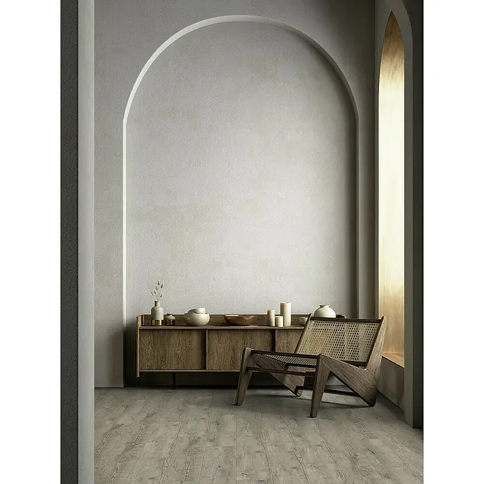 Gerflor Vinylbodenmuster Rigid Acoustic Inca - 250 x 229 x 5,4 mm, Inca - Elegantes Interieur mit einem modernen Holzschrank und einem stilvollen Sessel, hervorgehoben durch einen sanften Grauton und natürliche Texturen.