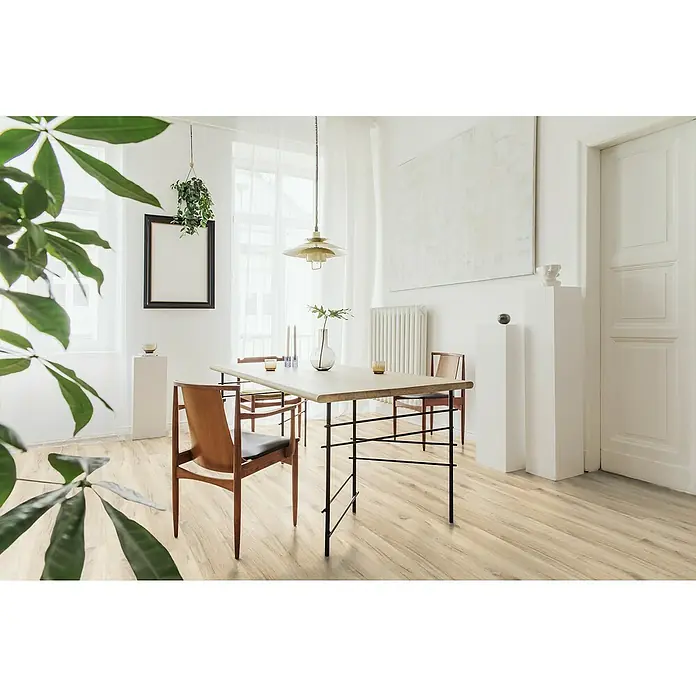Gerflor Vinylbodenmuster Rigid Acoustic Paloma Natural - 250 x 229 x 5,4 mm, Paloma Natural - Ein Esstisch mit minimalistischem Design und schwarzen Beinen steht im Fokus, umgeben von Holzstühlen in einem hellen, modernen Raum.