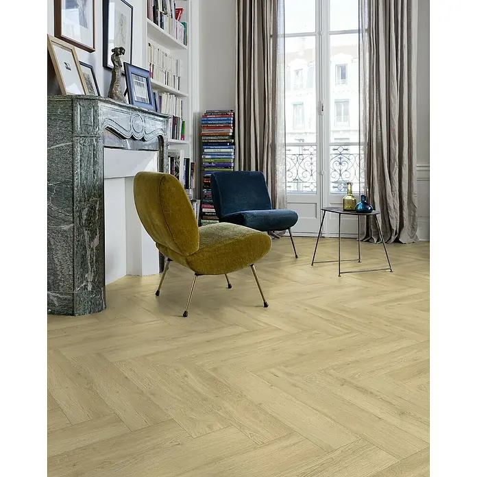 Gerflor Vinylboden Rigid Acoustic - Sola Nature, Fischgrät, 750 x 125 x 6 mm - Elegantes Wohnzimmer mit hellem Fischgrätparkettboden, der dem Raum Wärme und Struktur verleiht. Das Muster harmoniert perfekt mit den stilvollen Möbeln.