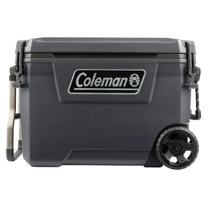 Coleman Kühlbox Convoy QT65 - L x B x H: 38 x 73 x 47 cm, Schwarz, 66 l - Hier ist ein grauer Coleman Kühlbox mit Rädern und einem ausziehbaren Griff für einfachen Transport und Kühlung unterwegs.