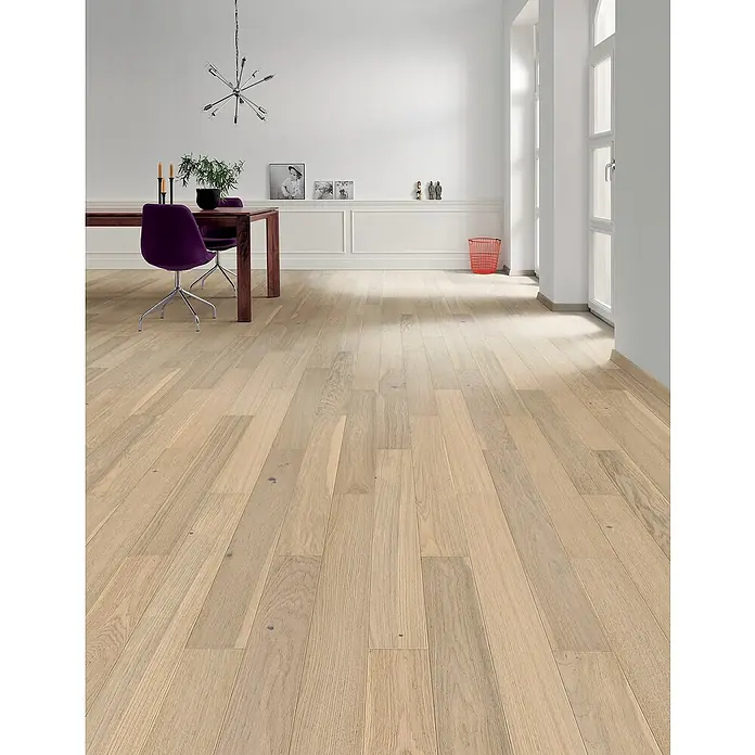 Living by Haro Parkett - Toscana Eiche weiß, Landhausdiele, 1.000 x 120 x 11 mm - Bild eines hellen Holzfußbodens in einem modernen Raum mit Esstisch und Stühlen, der die natürliche Maserung und das elegante Design hervorhebt.