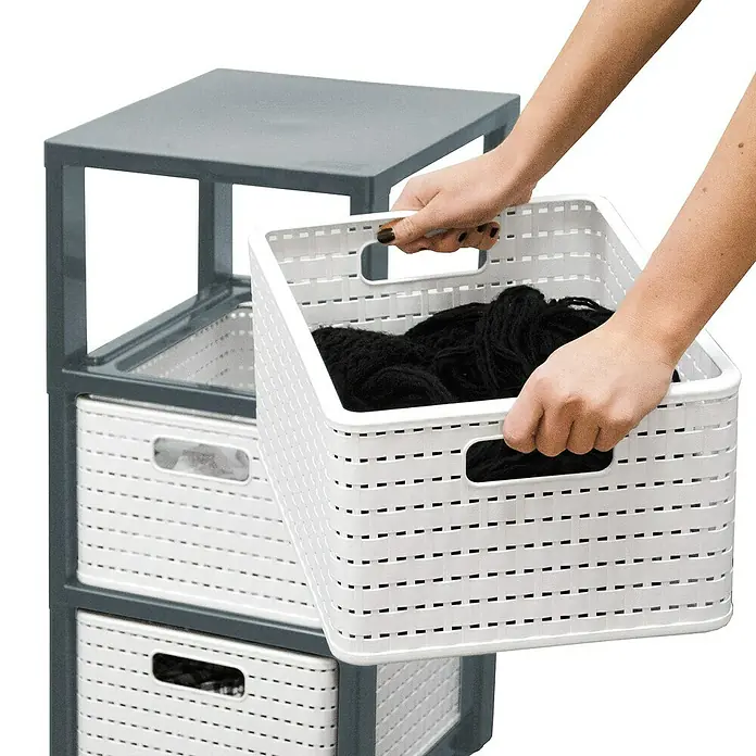 Rotho Rollenaufbewahrungsbox Country - L x B x H: 37,5 x 37,5 x 71,2 cm, Weiß - Eine Nahaufnahme eines Kunststoff-Aufbewahrungsturms mit drei Schubladen, wobei eine weiße Schublade von einer Person herausgezogen wird.
