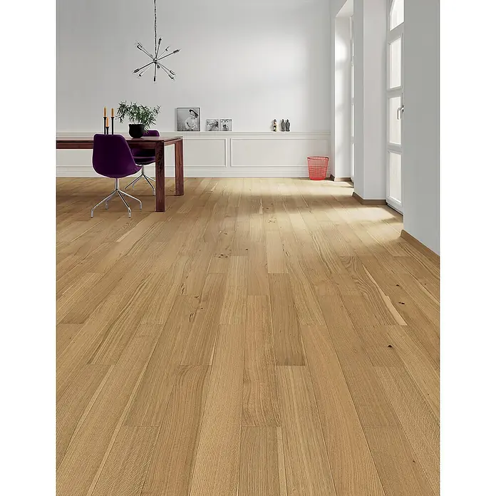 Living by Haro Parkett - Toscana Eiche pure, Landhausdiele, 1.000 x 120 x 11 mm - Elegantes Interieur mit einem hellen Holzboden, der dem Raum Wärme verleiht. Ein modernes Ambiente mit stilvollen Möbeln und minimalistischer Dekoration.