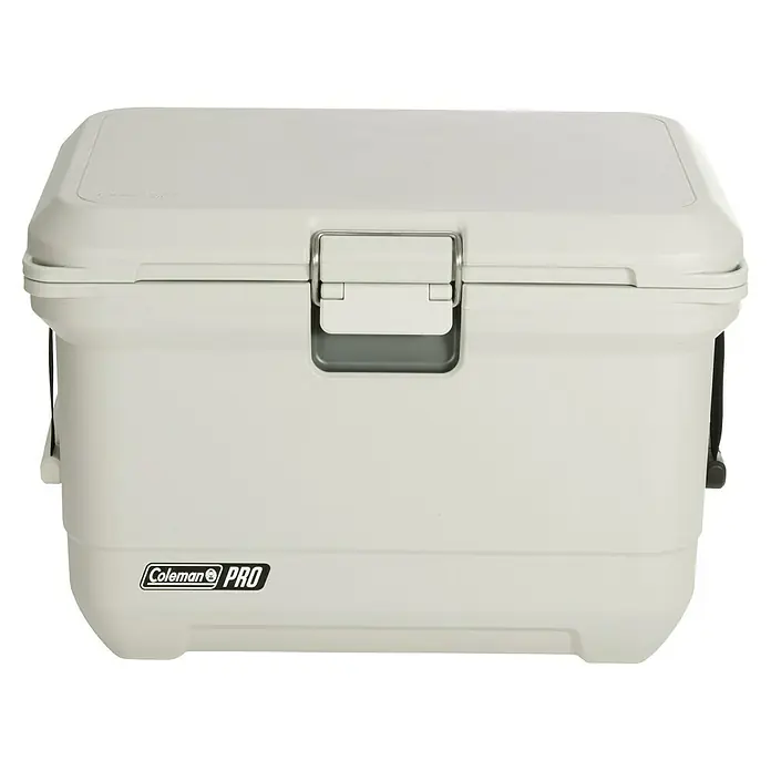 Coleman Kühlbox Pro 45QT - L x B x H: 26 x 47 x 43 cm, Schwarz, 42,5 l - Bild eines weißen Coleman Pro Kühlers, ideal für Outdoor-Aktivitäten und zum Kühlhalten von Speisen und Getränken. Robuste Bauweise für den Transport.