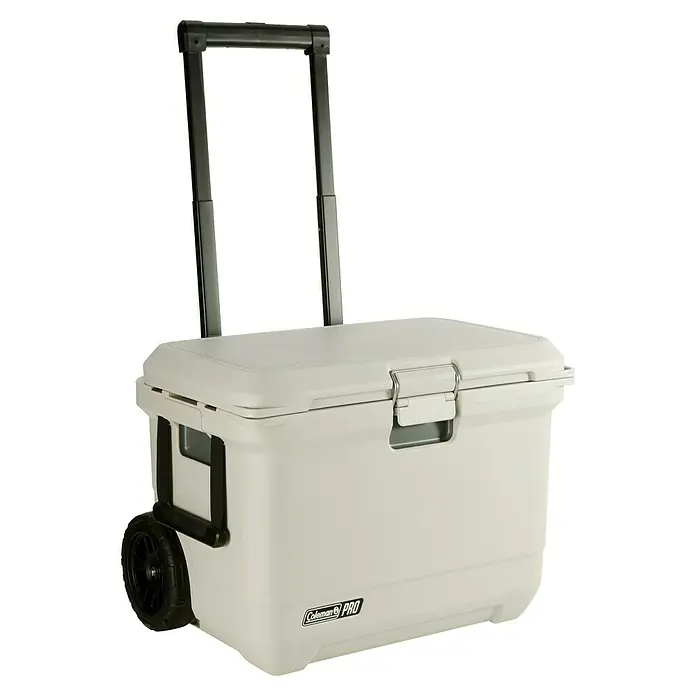 Coleman Kühlbox Pro 55QT - L x B x H: 65 x 37 x 48 cm, Schwarz, 52 l - Abbildung eines Kühlers mit Rollen und Teleskopgriff, ideal für den Transport von Speisen und Getränken im Freien.
