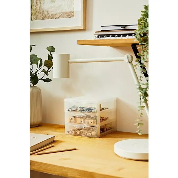 Rotho Schubladenbox Orgamix - L x B x H: 21 x 18 x 17 cm, Transparent, Anzahl Schubladen: 3 Stk. - Dieses Bild zeigt eine transparente Aufbewahrungsbox mit drei Schubladen, die auf einem Schreibtisch steht und mit verschiedenen Bastelmaterialien gefüllt ist.