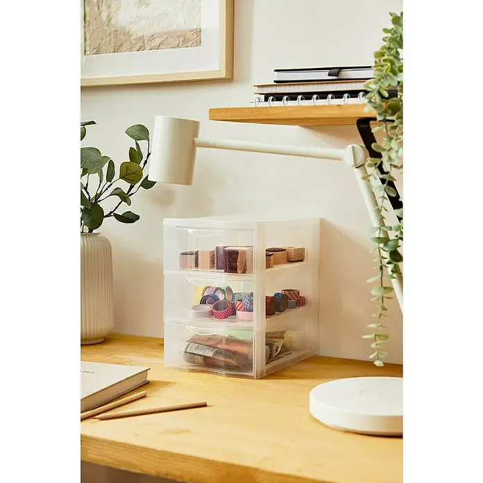 Rotho Schubladenbox Orgamix - L x B x H: 25,5 x 18,5 x 25,5 cm, Transparent, Anzahl Schubladen: 3 Stk. - Ein transparenter Schubladencontainer mit drei Fächern, gefüllt mit Büroartikeln, steht auf einem Schreibtisch.