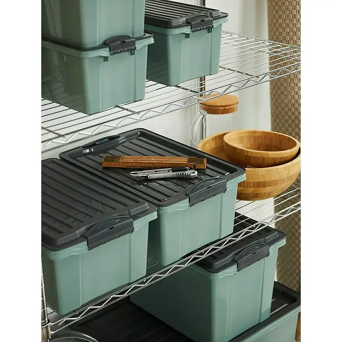 Rotho Aufbewahrungsbox Compact - L x B x H: 27 x 18,5 x 15 cm, Kunststoff, Mistletoe Grün - Nahaufnahme von grünen Aufbewahrungsboxen mit dunklen Deckeln auf einem Regal.