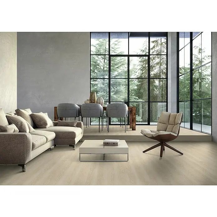 Gerflor Vinylbodenmuster Rigid Acoustic Cabo Beige - 250 x 229 x 5,4 mm, Cabo Beige - Einrichtungsidee mit heller Holzbodenfläche, die den Raum optisch aufwertet und für eine freundliche Atmosphäre sorgt. Wohnzimmer mit viel Tageslicht.