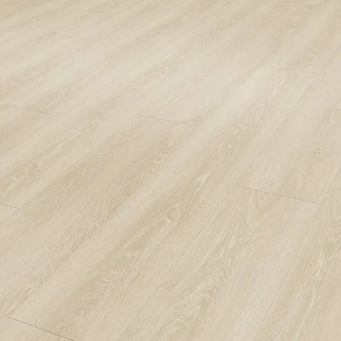 Gerflor Vinylbodenmuster Rigid Acoustic Cabo Beige - 250 x 229 x 5,4 mm, Cabo Beige - Nahaufnahme eines hellen Laminatbodens mit Holzmaserung. Das Laminat bietet eine natürliche, warme Optik.
