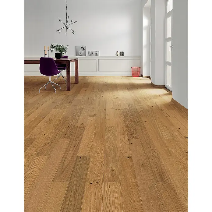 Living by Haro Parkett - Toscana Eiche, Landhausdiele, 1.000 x 120 x 11 mm - Einladender Raum mit warmem Holzfußboden, Esstisch mit lila Stuhl und dekorativen Elementen für ein gemütliches Ambiente.
