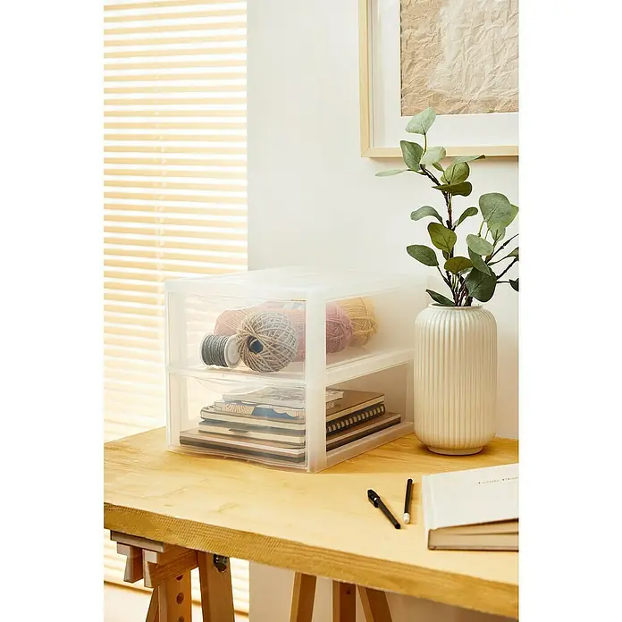 Rotho Schubladenbox Orgamix - L x B x H: 36 x 26 x 25,5 cm, Transparent, Anzahl Schubladen: 2 Stk. - Zwei durchsichtige Schubladenboxen aus Kunststoff stehen auf einem Holztisch und enthalten Strickwolle und Notizbücher.