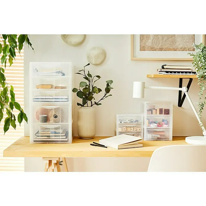 Rotho Schubladenbox Orgamix - L x B x H: 21 x 18 x 17 cm, Transparent, Anzahl Schubladen: 3 Stk. - Ein helles, aufgeräumtes Arbeitszimmer mit transparenten Aufbewahrungsboxen, die zur Organisation von Bastelmaterialien und Büroartikeln dienen.