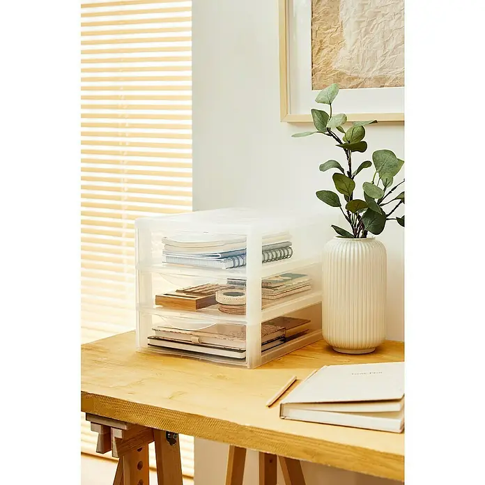 Rotho Schubladenbox Orgamix - L x B x H: 36,5 x 26 x 25,5 cm, Transparent, Anzahl Schubladen: 3 Stk. - Ein transparenter Schreibtisch-Organizer mit drei Schubladen, gefüllt mit Büchern und Notizblöcken, steht auf einem Holztisch.