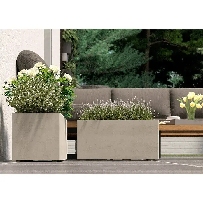 Deroma Millennium Pflanzkasten - Außenmaß (L x B x H): 59 x 25 x 25 cm, Kunststoff, Perlweiß, Mit Bewässerungssystem - Nahaufnahme von zwei Betonpflanzgefäßen mit üppigen Pflanzen, die auf einer Terrasse stehen und eine moderne Gartengestaltung zeigen.