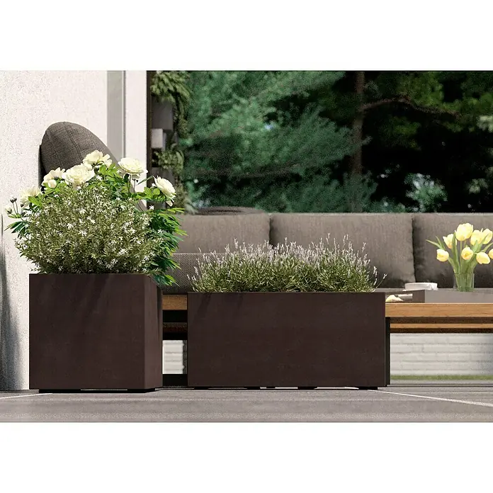 Deroma Millennium Pflanzkasten - Außenmaß (L x B x H): 59 x 25 x 25 cm, Kunststoff, Brownstone, Mit Bewässerungssystem - Zwei Pflanzkästen mit Blumen und Pflanzen, ein quadratischer und ein rechteckiger, auf einer Terrasse.