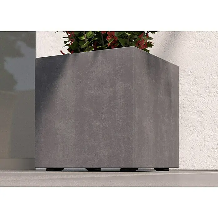 Deroma Millennium Macetero para plantas - Dimensiones externas (L x An x Al): 39 x 39 x 39 cm, Plástico, Ceniza - Primer plano de una maceta gris, cuadrada y moderna con plantas verdes y flores rojas, sobre una superficie de color claro.