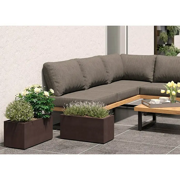 Deroma Millennium Pflanzkasten - Außenmaß (L x B x H): 59 x 25 x 25 cm, Kunststoff, Brownstone, Mit Bewässerungssystem - Elegante Außencouch mit braunen Pflanzkästen, die eine entspannende Atmosphäre schaffen. Die schlichte Farbgebung unterstreicht das moderne Design.