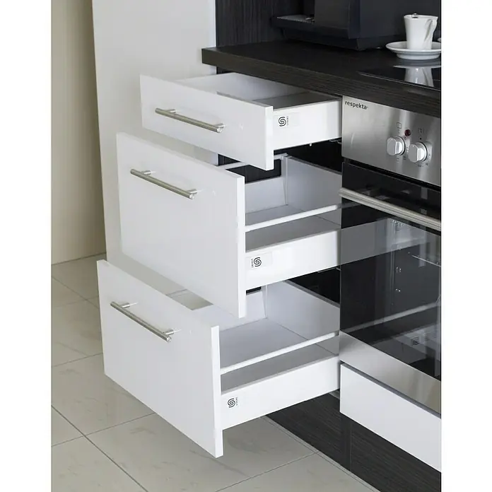 Respekta Premium Küchenzeile RP210ESCBO - Breite: 210 cm, Schwarz, Mit Elektrogeräten - Das Bild zeigt einen modernen Küchenschrank mit drei Schubladen, die teilweise geöffnet sind, neben einem Respekta-Ofen.