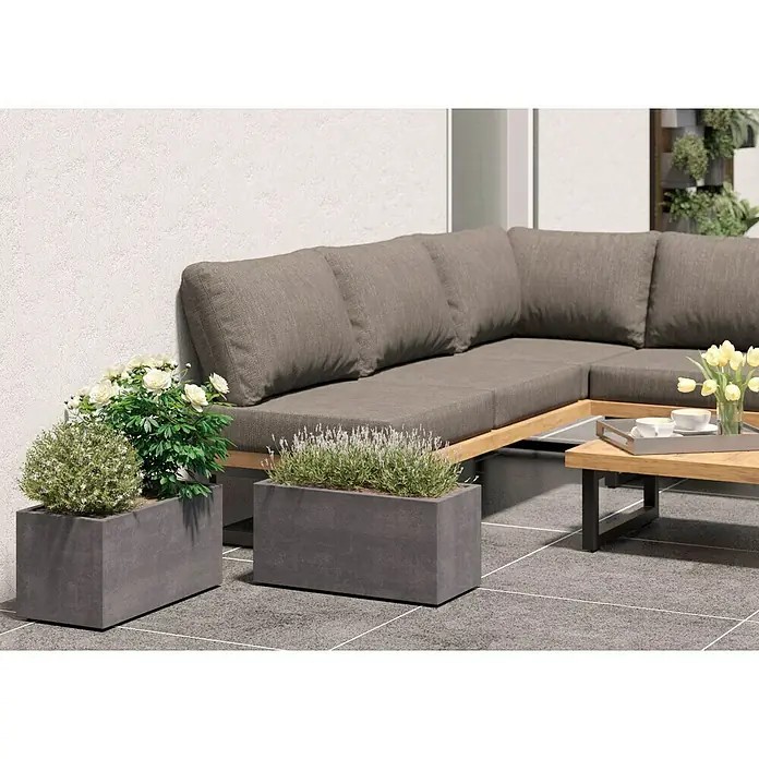 Deroma Millennium Pflanzkasten - Außenmaß (L x B x H): 59 x 25 x 25 cm, Kunststoff, Ashgrey - Ein graues Ecksofa mit Pflanzen in Pflanzkästen und einem Tisch mit Dekor. Stilvolle Outdoor-Möbel für Garten oder Terrasse.