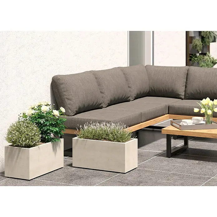 Deroma Millennium Pflanzkasten - Außenmaß (L x B x H): 59 x 25 x 25 cm, Kunststoff, Perlweiß, Mit Bewässerungssystem - Außenaufnahme eines modernen Lounge-Bereichs mit Pflanzgefäßen, die das Ambiente durch üppiges Grün und stilvolles Design aufwerten.