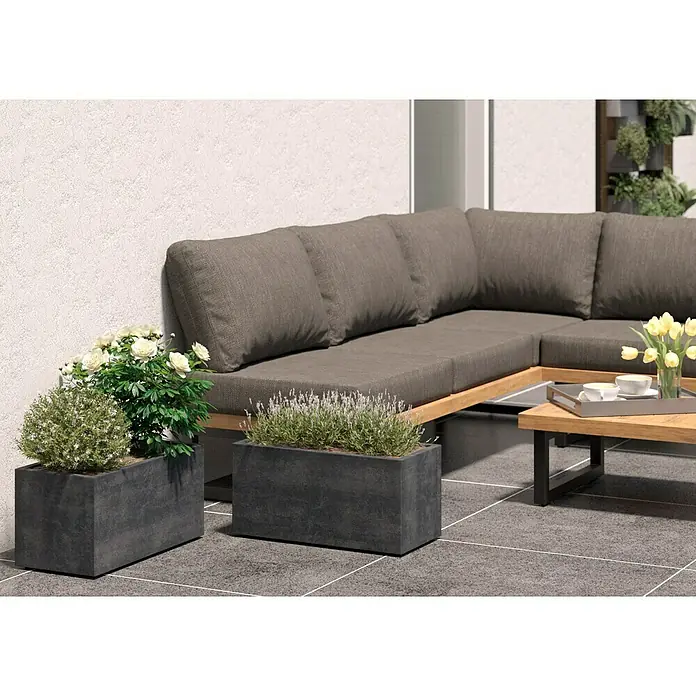 Deroma Millennium Pflanzkasten - Außenmaß (L x B x H): 59 x 25 x 25 cm, Kunststoff, Anthrazit - Ein graues Ecksofa mit grauen Kissen und einem Holztisch mit Tulpen und zwei grauen Pflanzgefäßen mit Pflanzen auf einem grauen Fliesenboden.