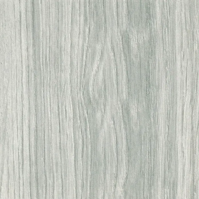 Profiles and more Sockelleiste Tarronga FU147H - 2.400 x 18,5 x 38,5 mm, MDF - Detailaufnahme einer hellgrauen Holzoberfläche mit feiner Maserung, ideal für Möbeldesign und Inneneinrichtung.