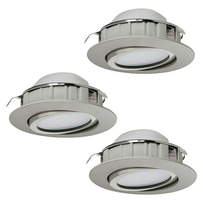 Eglo LED-Einbauleuchten-Set Pineda - 6 W, L x B x H: 8,4 x 8,4 x 4 cm, Nickel matt, 3 Stk., Warmweiß - Nahaufnahme von drei LED-Einbaustrahlern mit gebürsteter Chromfassung und hellem, warmweißem Licht auf schwarzem Hintergrund.