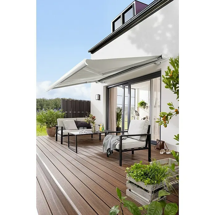 Philips Hue LED-Außenwandleuchte Impress - 8 W, 11,7 x 19 x 24 cm, Schwarz, IP44 - Terrasse mit ausfahrbarer Markise und Gartenmöbeln. Die Markise bietet Schatten und Schutz vor der Sonne.
