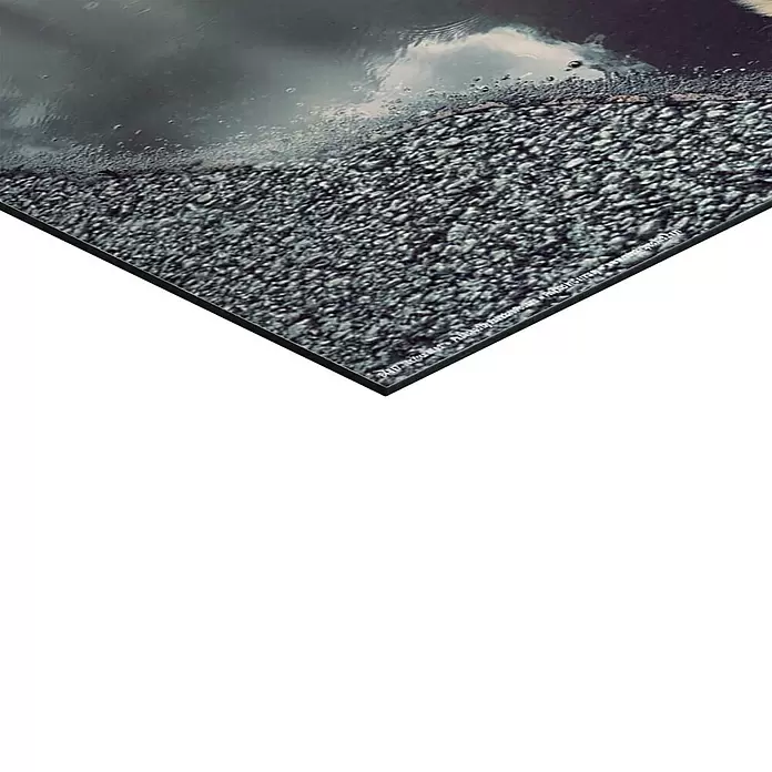 Reinders Decopanel - Set Your Mind, B x H: 40 x 50 cm - Dunkelgraue granuläre Textur neben einer reflektierenden nassen Oberfläche mit Himmelspiegelungen.