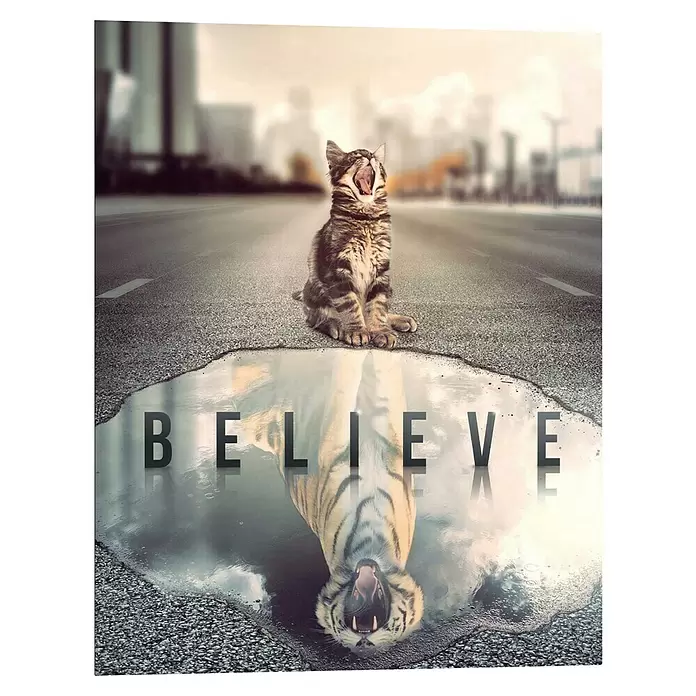 Reinders Decopanel - Set Your Mind, B x H: 40 x 50 cm - Gähnendes Kätzchen auf Asphalt, das einen brüllenden Tiger in einer Pfütze mit „BELIEVE“-Text reflektiert.