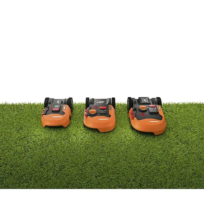 Worx PowerShare 20V Robot cortacésped Landroid M500 - 500 m², Ancho de corte: 18 cm, Navegación por inducción, Cable de antena - Tres robots cortacésped Worx Landroid de diferentes tamaños sobre césped.