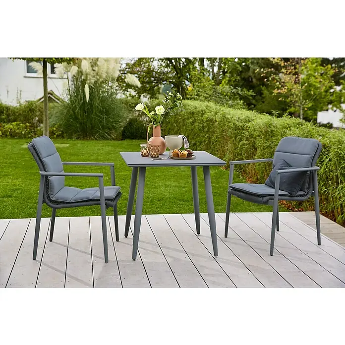 Sunfun Solo Balkontisch - L x B x H: 74 x 74 x 74 cm, Aluminium, Sintered Stone, Quadratisch, Night-Grey - Gartenmöbelset mit einem grauen Tisch und zwei Stühlen mit grauen Polstern auf einer Terrasse, ideal für entspannte Stunden im Freien.