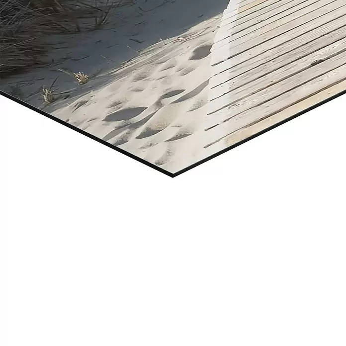 Reinders Decopanel - Dunes, B x H: 50 x 40 cm - Diagonaler Kunstdruck einer ruhigen Strandszene mit hellem Sand, Dünengras und einem Holzsteg, gerahmt mit einer schmalen schwarzen Kante.