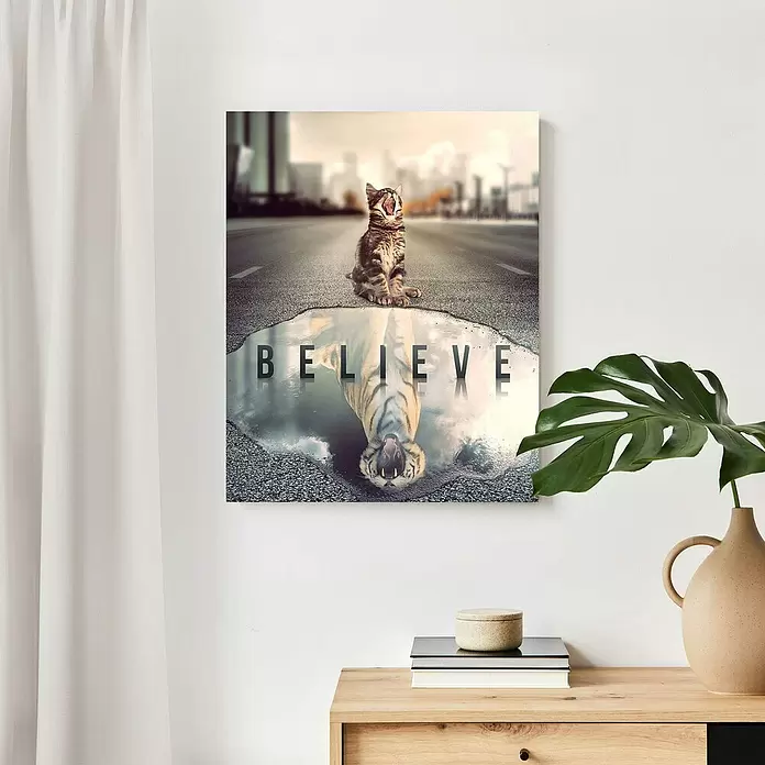 Reinders Decopanel - Set Your Mind, B x H: 40 x 50 cm - Leinwandbild: Eine Katze spiegelt einen Tiger in einer Pfütze mit „BELIEVE“.