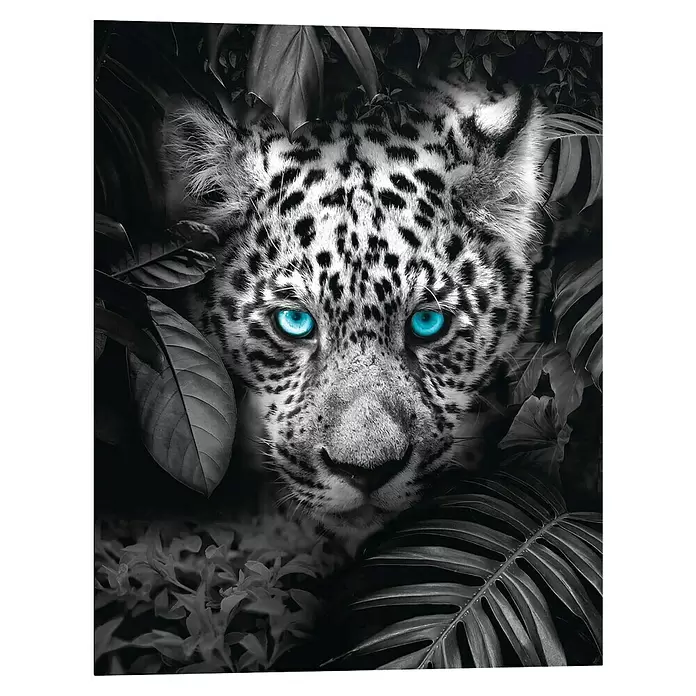 Reinders Decopanel - Blue Eyed Leopard, B x H: 40 x 50 cm - Schwarz-weißer Leopardkopf mit stechend blauen Augen inmitten dunklem Dschungellaub.