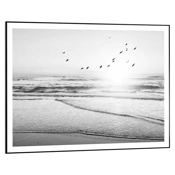 Reinders Bild Slim Frame Black - Beach Serenity, B x H: 70 x 50 cm - Schwarz gerahmter Druck einer Schwarz-Weiß-Meereslandschaft mit fliegenden Vögeln, Wellen und Sonnenlicht über dem Strand.