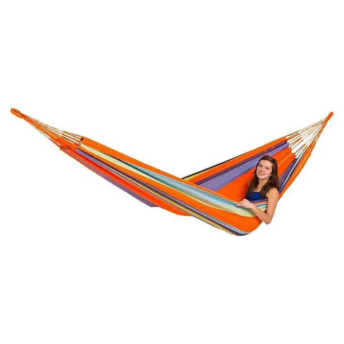 Amazonas Doppelhängematte Colombiana - L x B: 350 x 160 cm, Mandarina - Frau entspannt in einer farbenfrohen Hängematte, die mit orangefarbenen, violetten und blauen Streifen verziert ist.