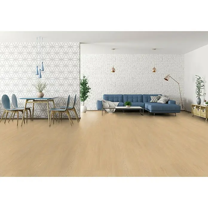 Gerflor Vinylbodenmuster Rigid Acoustic Tulum Clear - 250 x 229 x 5,4 mm, Tulum Clear - Dieses Bild zeigt einen hellen Raum mit einem schönen Holzboden, einem blauen Sofa und einem Esstisch mit Stühlen.