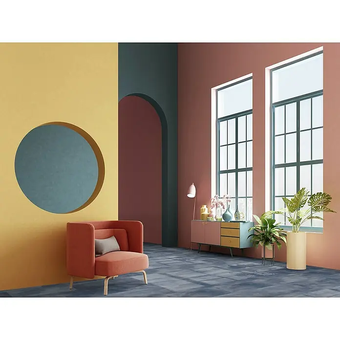 Gerflor Vinylbodenmuster Rigid Acoustic Azzuro Ink - 250 x 399 x 5,4 mm, Azzuro Ink - Ein moderner Sessel in einem Zimmer mit farbenfrohen Wänden und minimalistischem Design. Der Sessel sticht durch seine lebendige Farbe hervor.