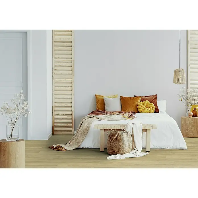 Gerflor Vinylbodenmuster Rigid Acoustic Sola Natural - 250 x 229 x 5,4 mm, Sola Natural - Helle Schlafzimmergestaltung mit Holzboden, Bett mit Kissen und Überwurf sowie Beistelltisch und Lampe. Gemütliches Ambiente mit natürlichen Elementen.