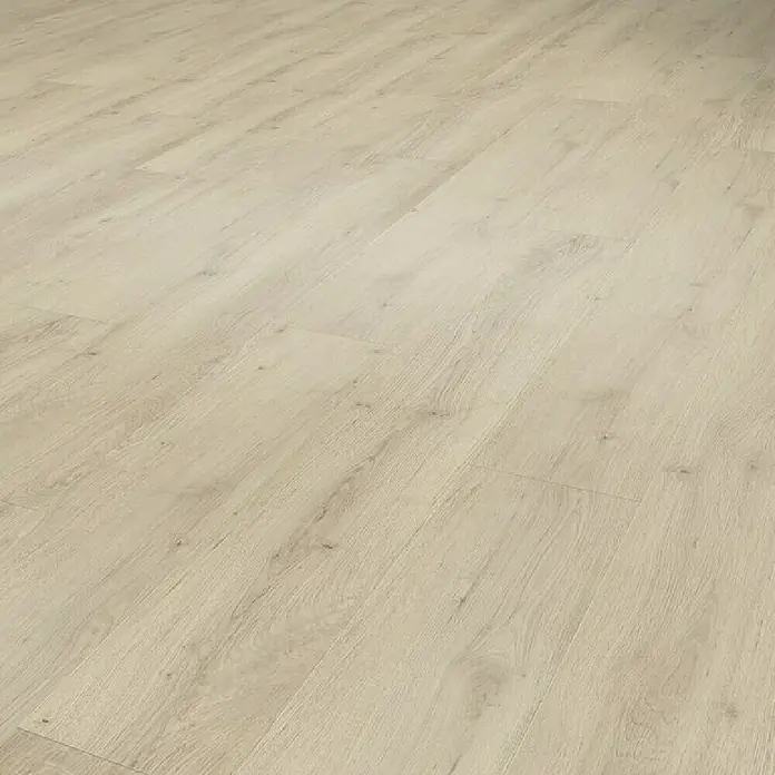 Gerflor Vinylbodenmuster Rigid Acoustic Sola Light - 250 x 229 x 5,4 mm, Sola Light - Nahaufnahme eines hellen, modernen Laminatbodens, der eine saubere und einladende Atmosphäre vermittelt. Die Holzstruktur ist dezent und elegant.