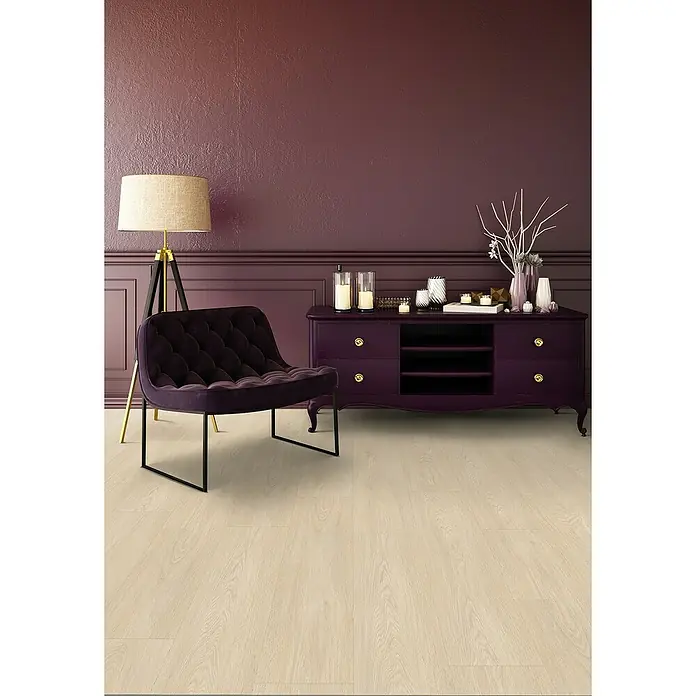 Gerflor Vinylboden 30 Rigid Acoustic - Tulum Cream, Landhausdiele, 1.492 x 229 x 5,4 mm - Elegantes Interieur mit einem Pflaumenfarbenen Sessel, einem passenden Sideboard und einer Stehlampe, die eine gemütliche Atmosphäre schafft.