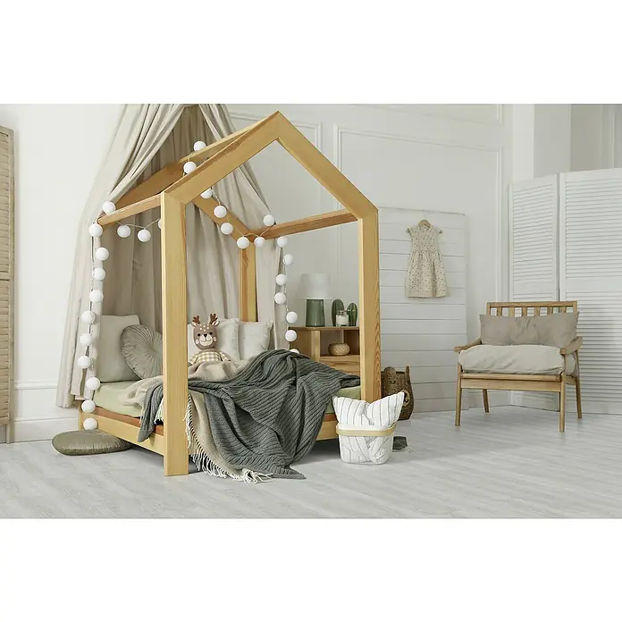 Gerflor Vinylbodenmuster Rigid Acoustic Cabo Light Grey - 250 x 229 x 5,4 mm, Cabo Light Grey - Gemütliches Kinderzimmer mit einem stilvollen Holzbett im Hausdesign, dekoriert mit Lichterketten und weichen Kissen, die zum Entspannen einladen.